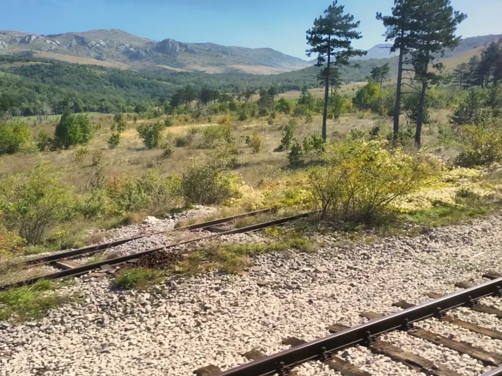 Berglandschaft von Dalmatien im Süden Kroatien mit Eisenbahnschienen.
Rail Stories
