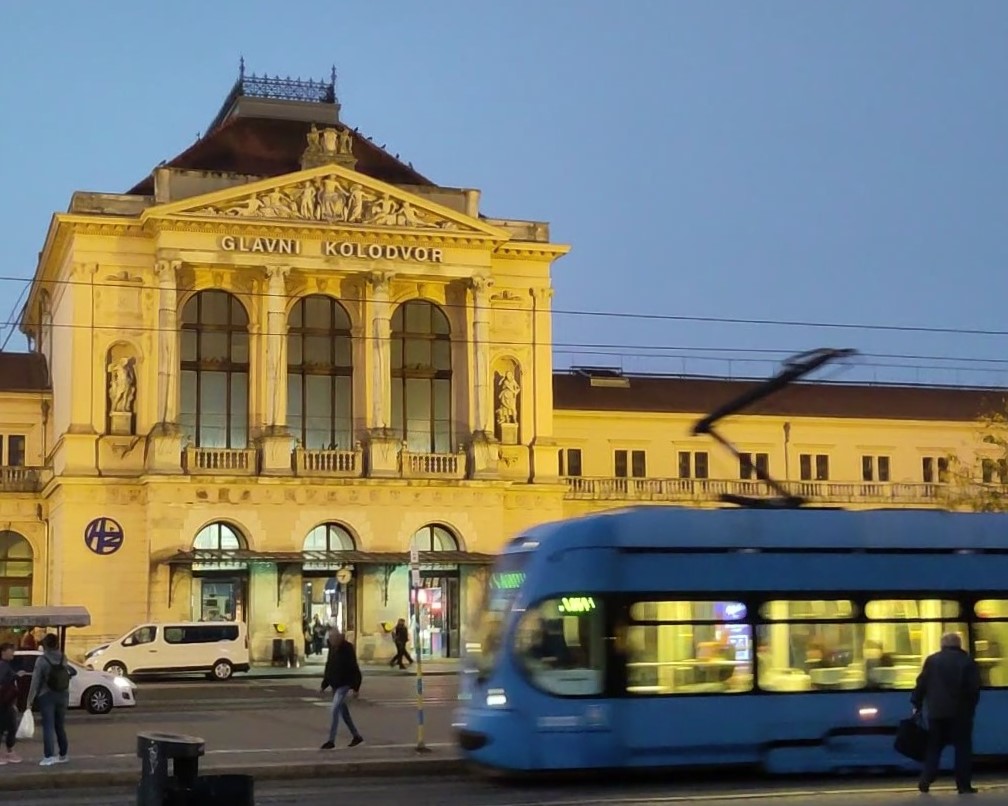 Fassade der Empfangshalle von Zagreb Glavni kolodvor. Hauptbahnhof und Knotenpunkt für Zugreisen in Kroatien.