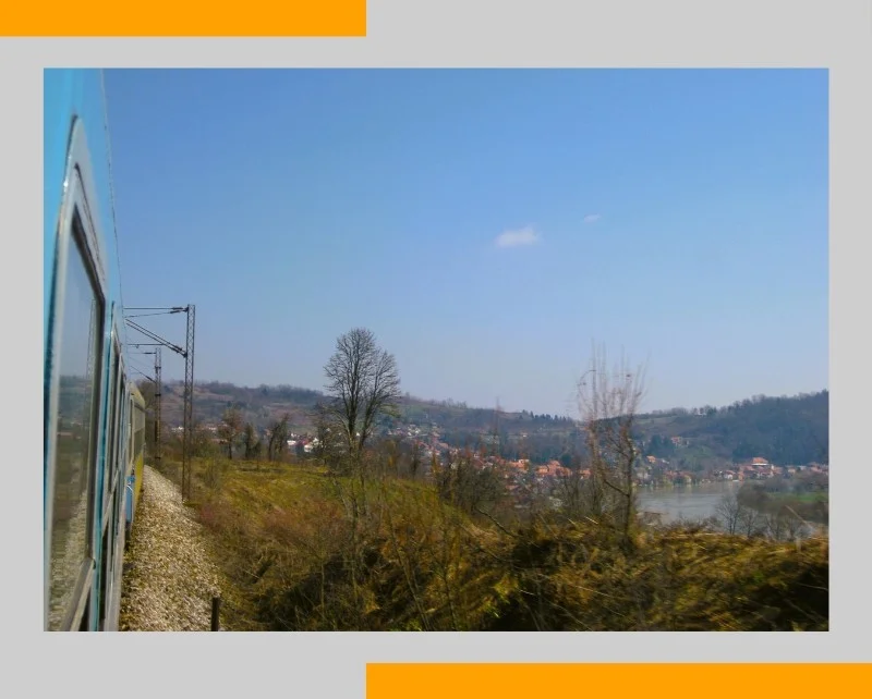 Bosnischer Zug entlang der Una an der Grenze zwischen Kroatien und Bosnien.
East Rail Stories