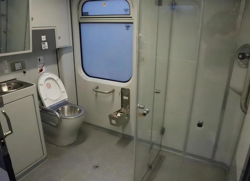 Duschkabine und WC-Raum für Menschen mit Mobilitätseinschränkungen. Nachtzug Budapest-Warschau.