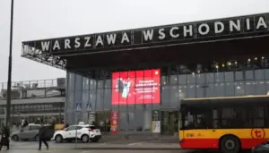 Haupteingang zum Ostbahnhof Warschau im Stadtteil Praga. Modernisierte, realsozialistische Fassade.