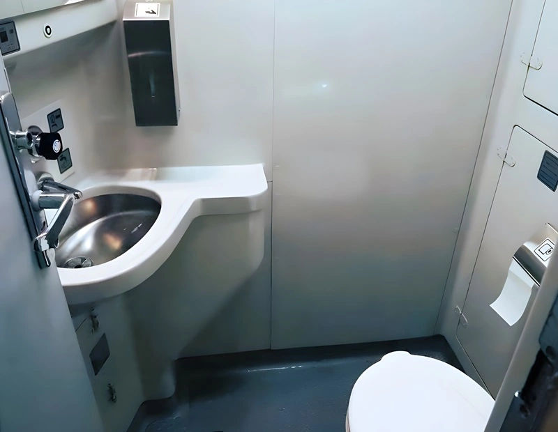 Toilette im Schlafwagen des EN 406 München Warschau. Mit Waschbecken, Seifenspender, Toilettenpapier. Modern und sauber.