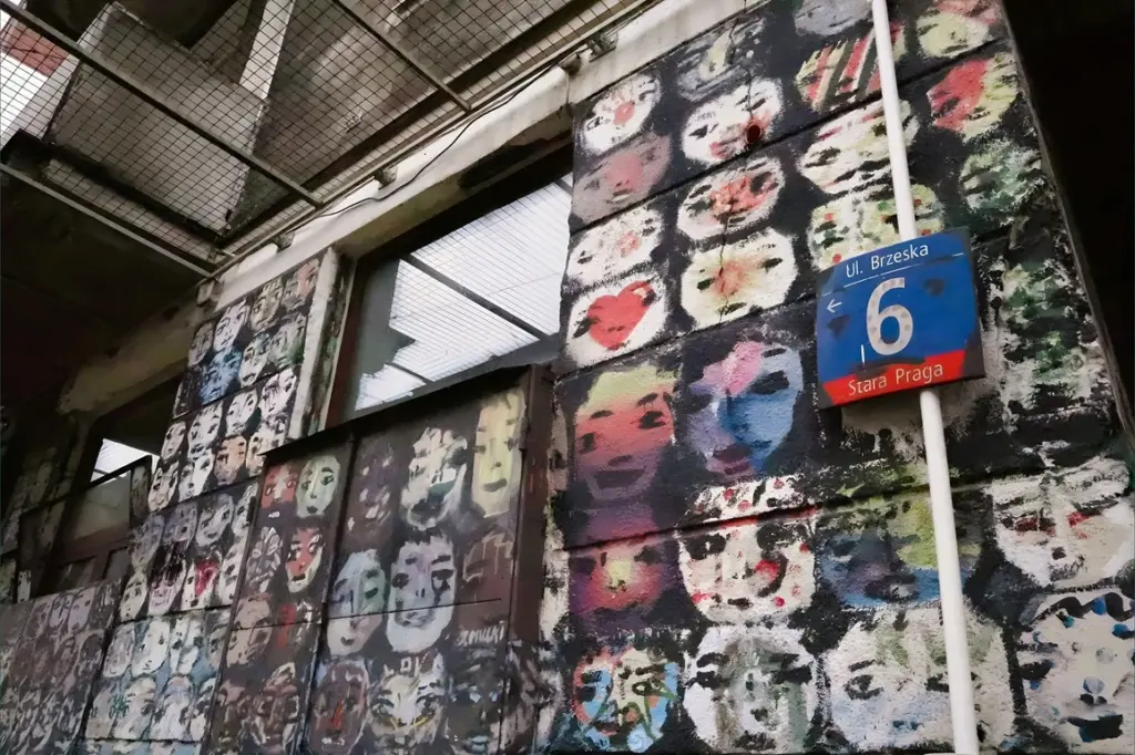 Streetart Piece mit vielen individuellen Gesichtern in Ulica Brzeska 6, Alt-Praga