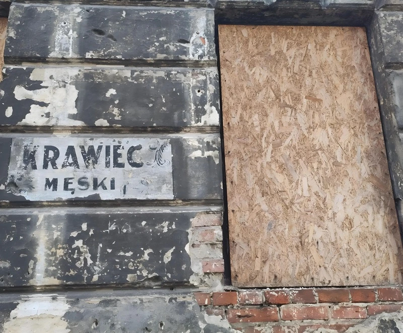 Altes Schild eines jüdischen Herrenschneiders Krawiec meski in Ulica Brzeska 21