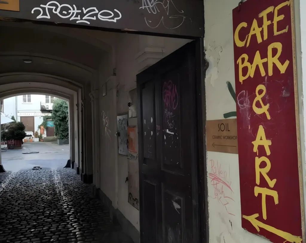 Eingang zu Hinterhof in der Zabkowska Straße - Schild mit "Cafe, Bar & Art"