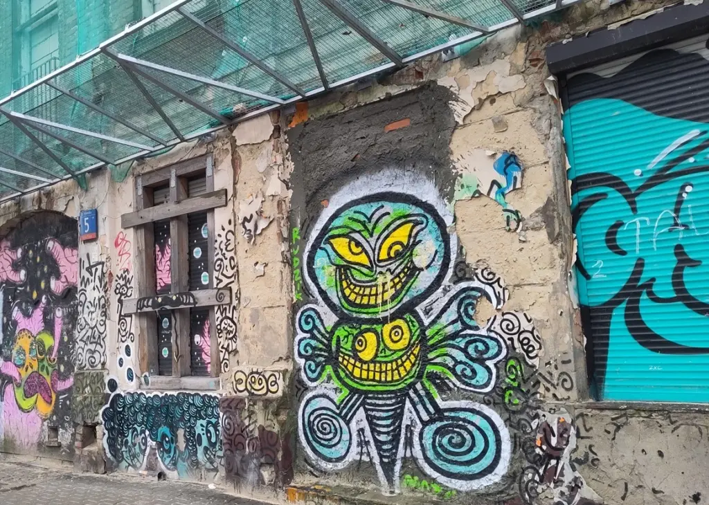 Praga Graffiti - böse Hornisse in der Ulica Wileńska in Praga Polnoc