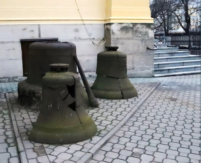 Drei Glocken der St. Maria Magdalena Kathedrale Praga , die im 2. Weltkrieg von deutschen zu Munition verarbeitet werden sollten