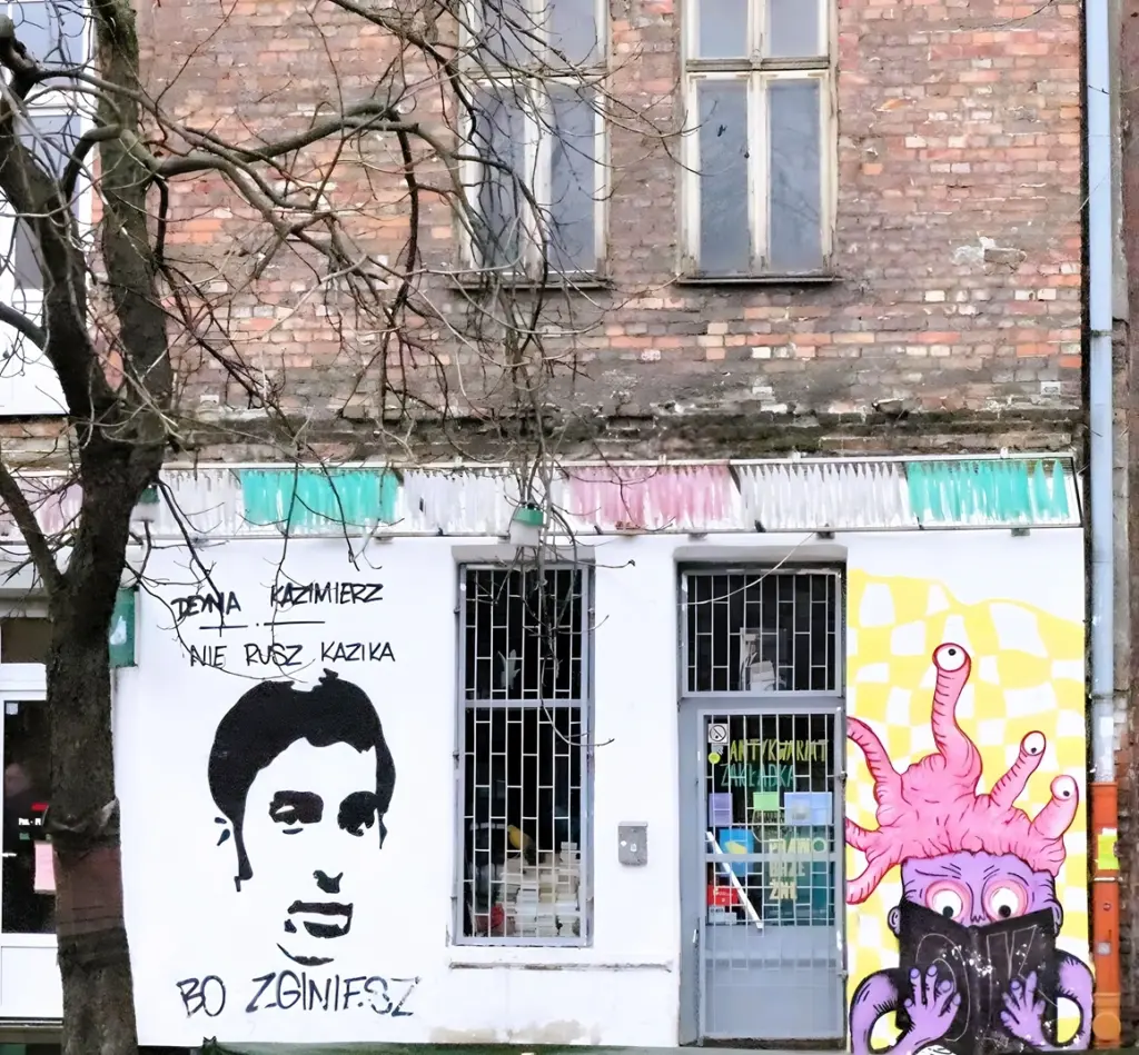 Schablonen-Graffito der Polnischen-Fußballegende-Kazimierz-Deyna-in der Ulica Inżynierska, Praga Warschau. Daneben Krampfader-Character von Miss Dorys. 