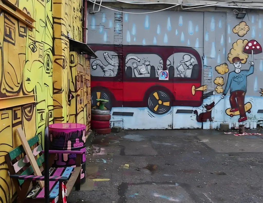 Buntes Graffiti mit fahrendem Bus und Skater mit Pilzschirm und Hund an der Leine. Im Bus Menschen und eine Krampfader.
East Rail Stories Reiseblog