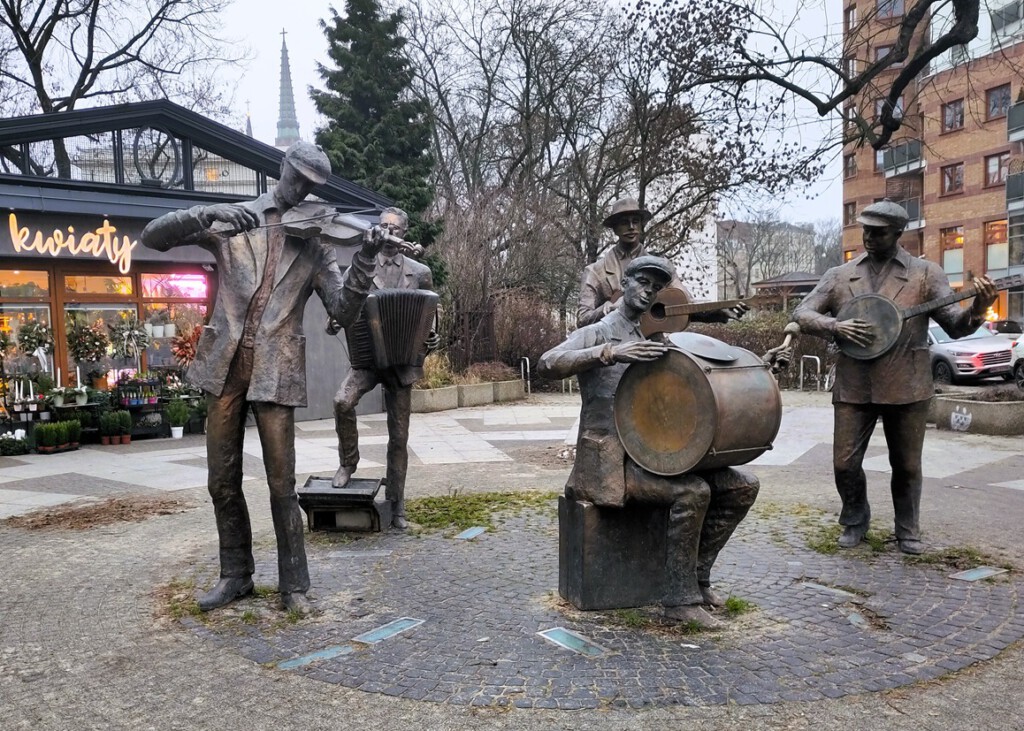 Bronzeskulpturen von 5 Musikern, mit Trommel, Banjo, Violine, Akkordeon und Gitarre.