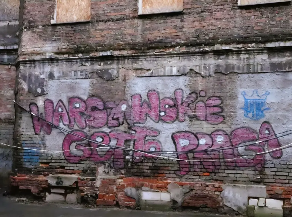 Graffiti Piece im Hinterhof in der Brzeska – Roter Schriftzug "warszawskie getto praga"