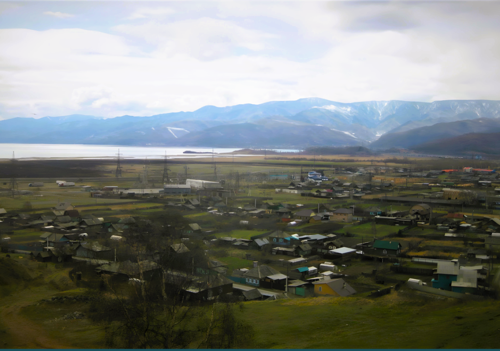 Sibirische Dörfer am Ufer des Baikalsees nahe der Eisenbahn.