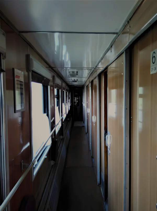 Holzverkleidung im Gang des Schlafwagens in Zug Nr. 92 von Moskau nach Severobaikalsk.
