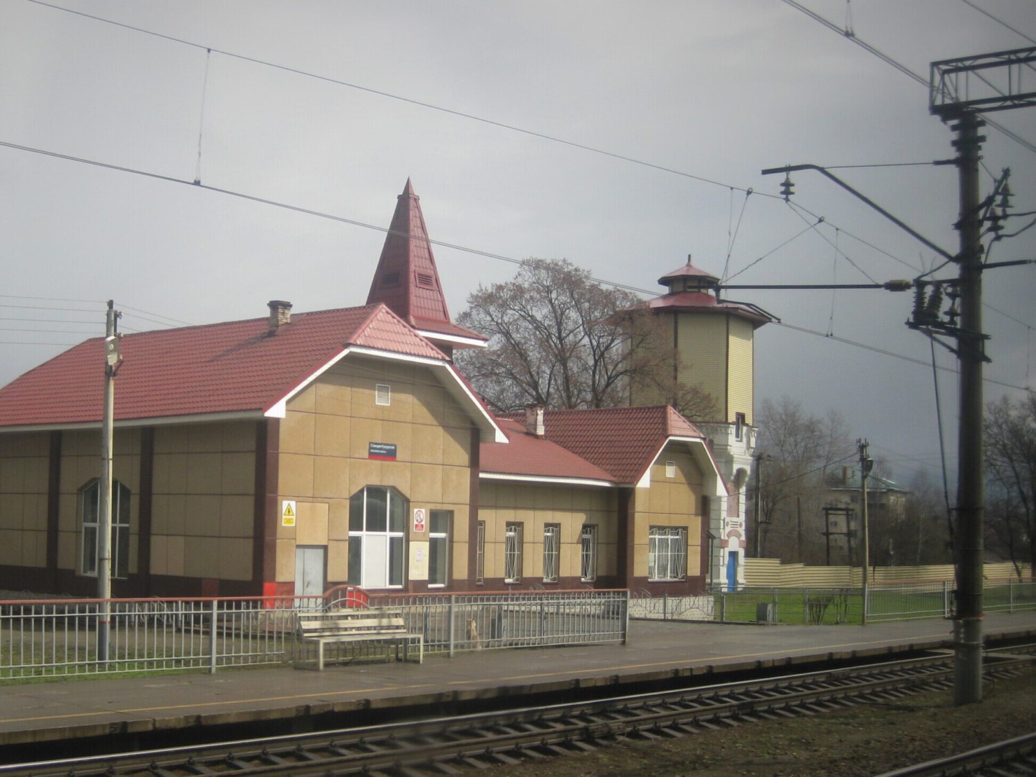 Transsibirien Eisenbahn Haltestelle. Kleiner russischer Bahnhof mit rotem Spitzdach kurz vor Jekaterinburg. 