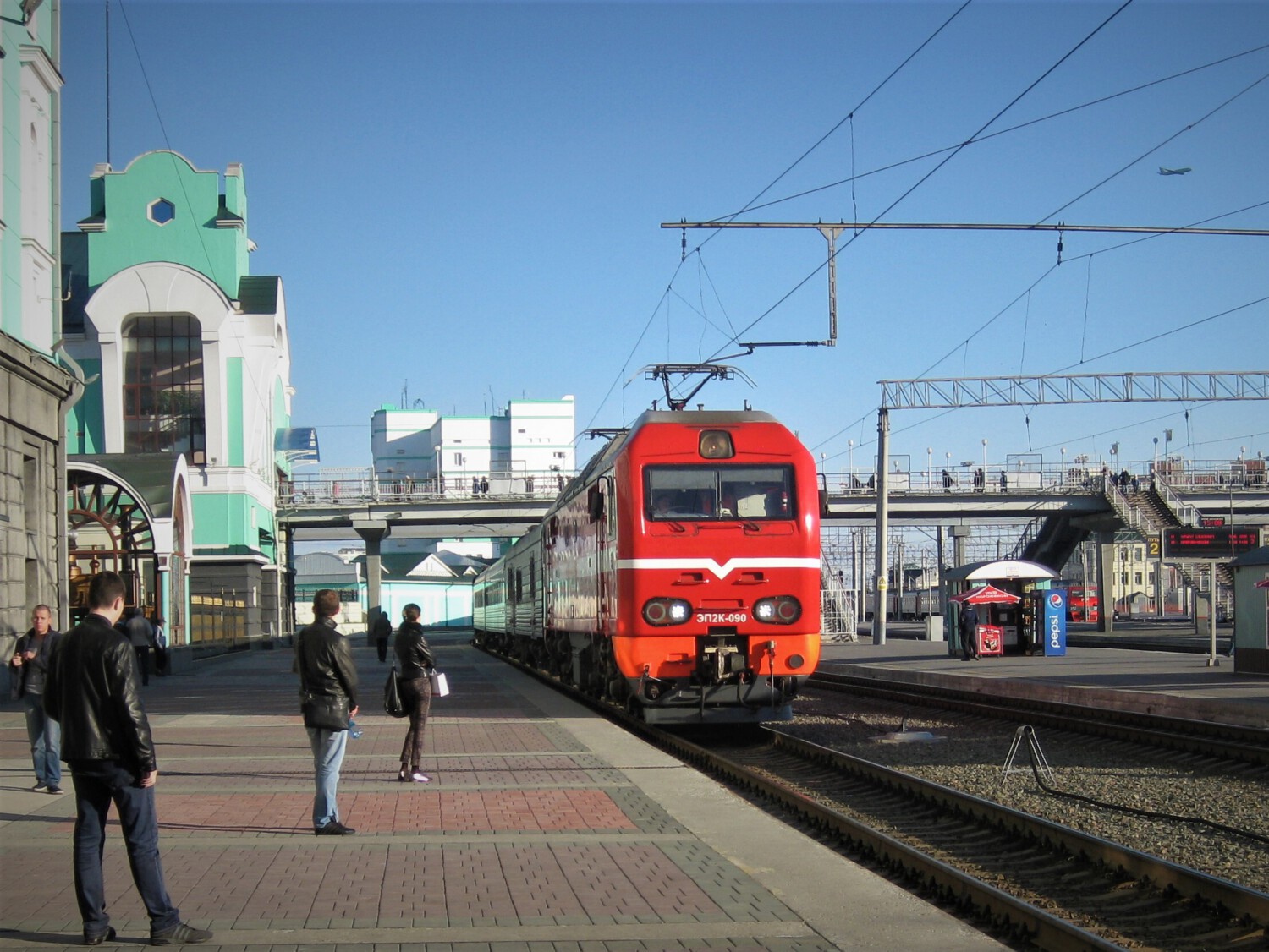 Einfahrender Zug der Transsibirischen Eisenbahn am Bahnhof von Nowosibirsk.
East Rail Stories