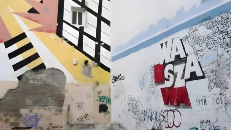 Graffiti Bild in Warschau Praga mit Schriftzug Warszawa.