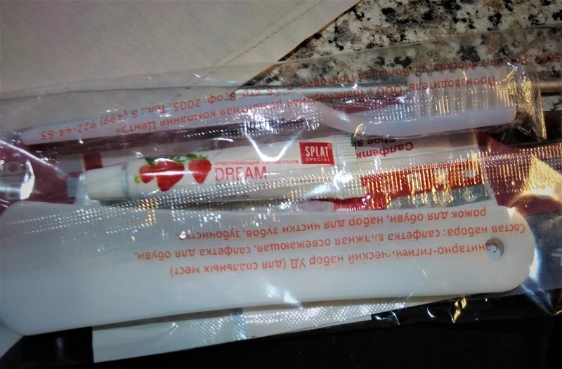 Eingepackte Zahnbürste und Erbeer-Zahncreme im russischen Nachtzug.