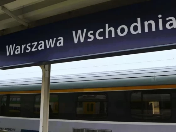 IC Wagen der polnischen Bahn am Bahnsteig hinter dem Schild "Warszawa Wschodnia"
