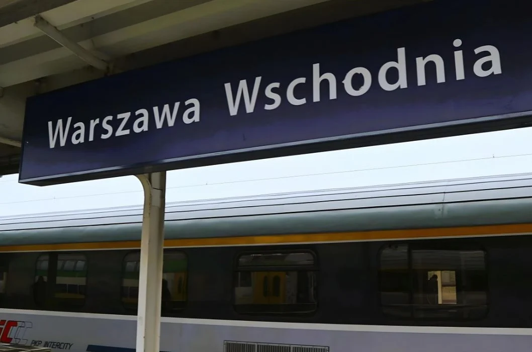 IC Wagen der polnischen Bahn am Bahnsteig hinter dem Schild "Warszawa Wschodnia"