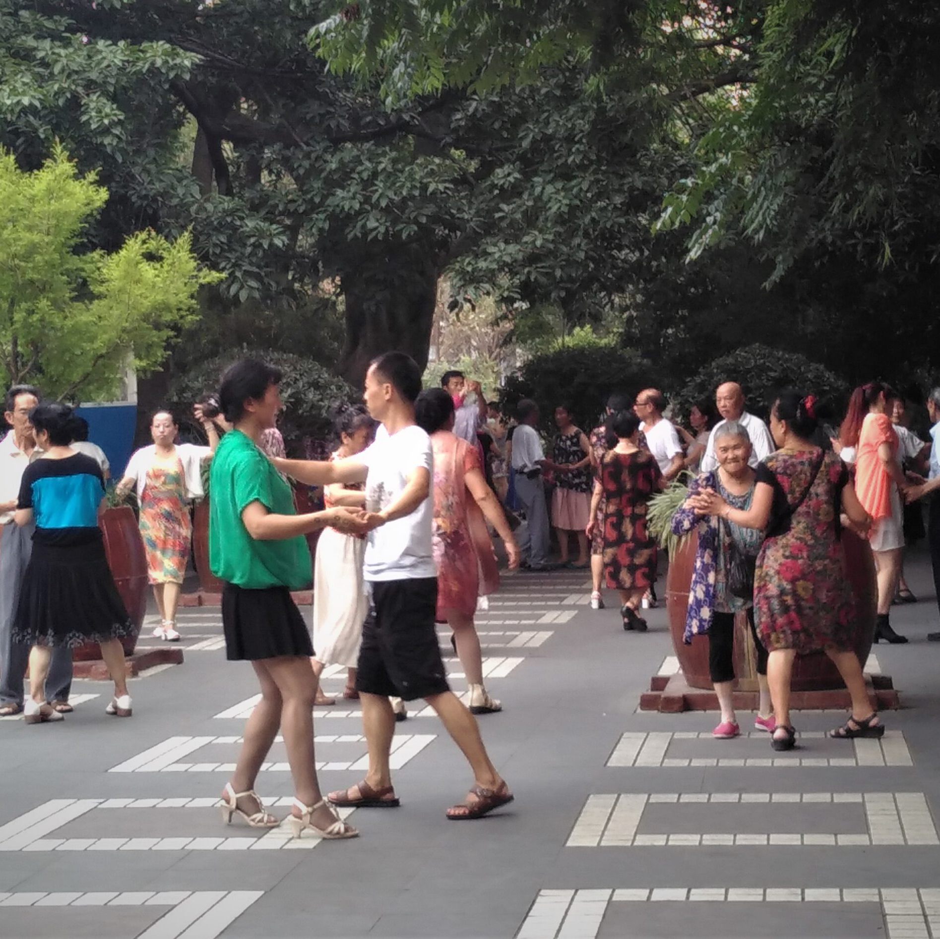 Menschen beim Paartanz im Volksgarten von Chengdu. 