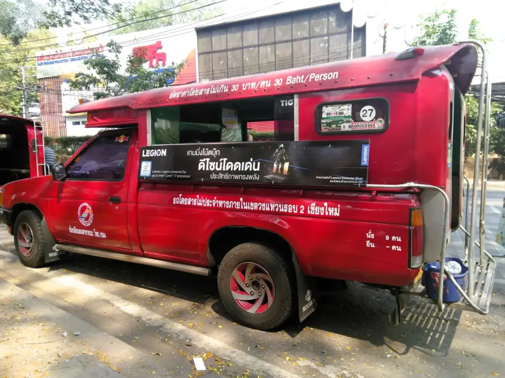 Red Taxi. Nahaufnahme von Songthaew in Chiang Mai. Langer Pritschenwagen mit Überdachung.