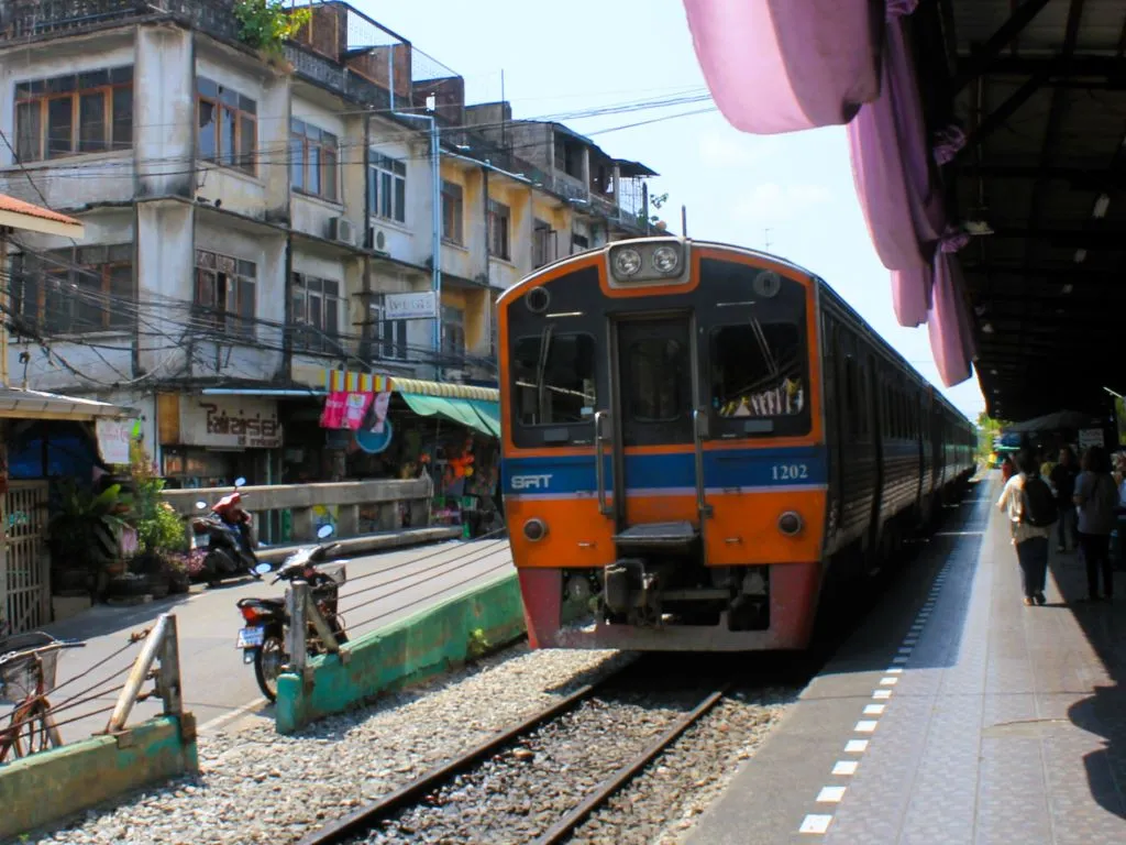Einfahrt des Zugs Richtung Mahachai am Bahnhof Wong WIan Yai. Triebwagen von vorne.  