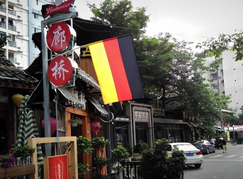 Deutschlandfahne an einer Bar an einer Straße in Chengdu.