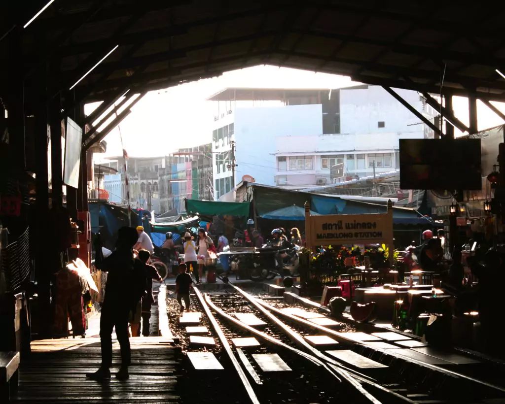 Blick aus der Maeklong Station in Richtung gut besuchtem Railway Market. 