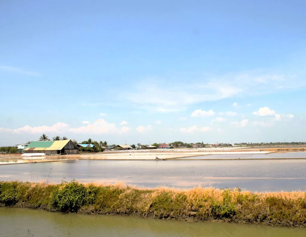 Meersalz-Farm in der Region Samut Sakhon bei blauem Himmel. 