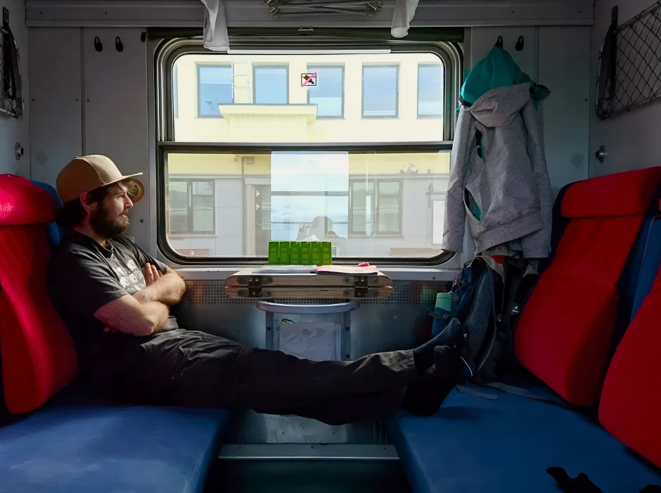 Sitzen im Liegeabteil für sechs Personen im Nachtzug 94 Stockholm-Narvik. Liegen sind tagsüber zu sitzen ausgeklappt. Man kann die Füße hochlegen. 