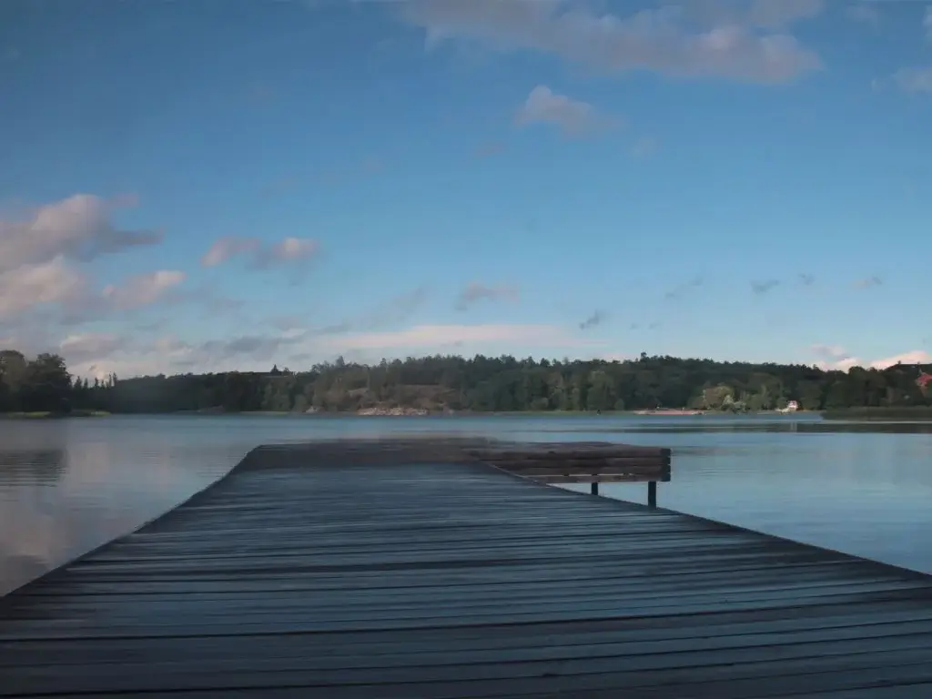 Holzsteg auf dem Wasser der Brunnsviken Bucht in Stockholm - Solna.  