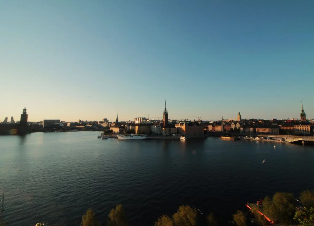 Aussicht auf Stockholm vom Aussichtspunkt Monteliusvägen in Södermalm. 
Altstadt und Riddarholmen, Stadshuset und  die Zwillingstürme Norra Tornen. 
Stockholm Städtetrip an Midsommar.