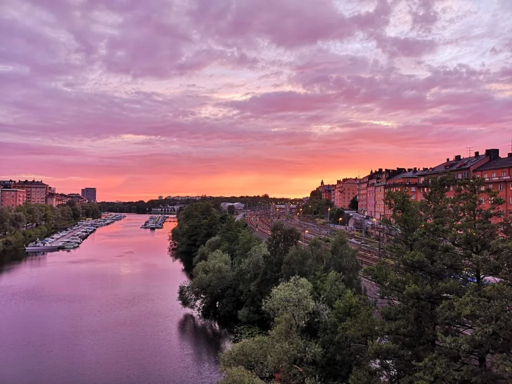 Malerischer Sonnenuntergang über Stockholm Vasastan und über dem Karlbergsjön. 