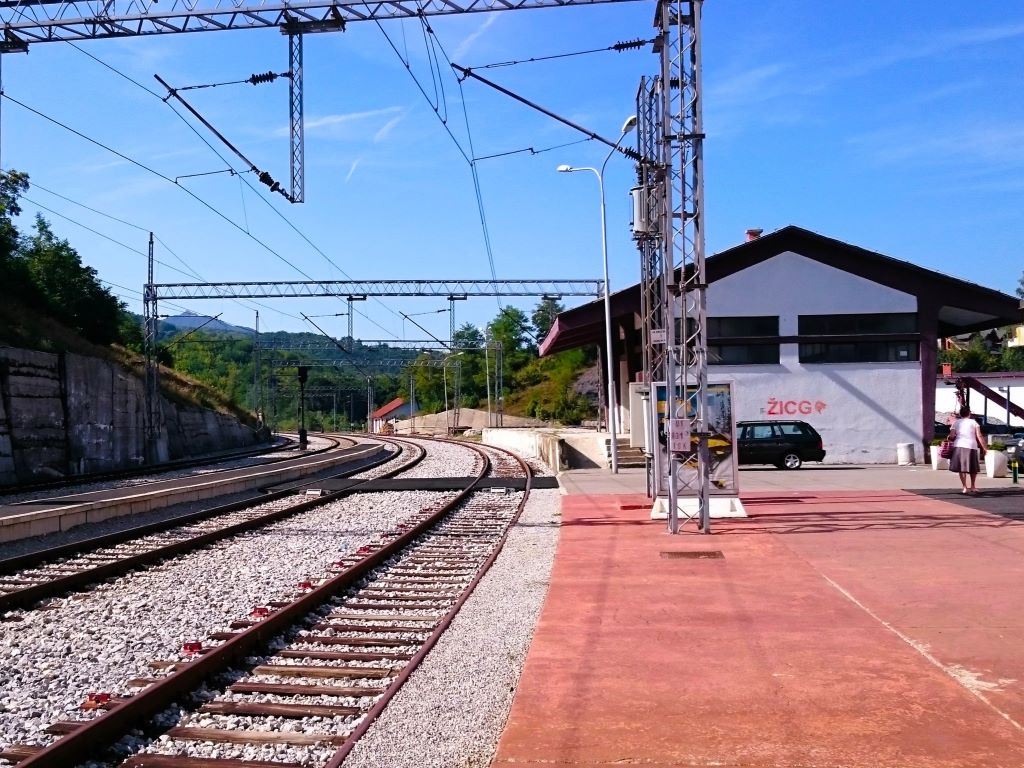 Bahnsteig am Bahnhof von Kolasin in Montengro. Links zwei Bahngleise. 