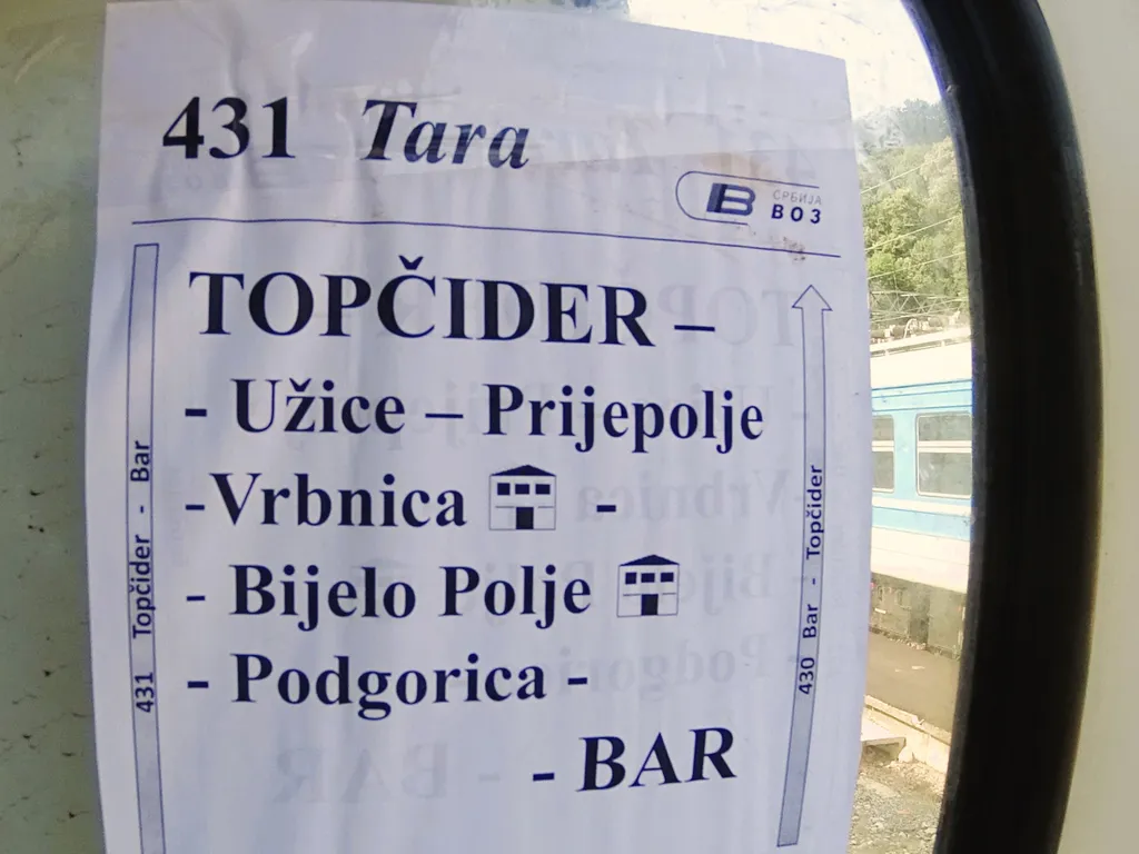 Laufzettel mit den Haltestellen des Zugs Tara (Nr. 431) von Belgrad Topcider nach Bar. Angezeigte Haltestellen: Uzice, Prijepolje, Vrbnica, Bijelo Polje, Podgorica. Vrbnica und Bijelo Polje als Grenzstationen markiert.