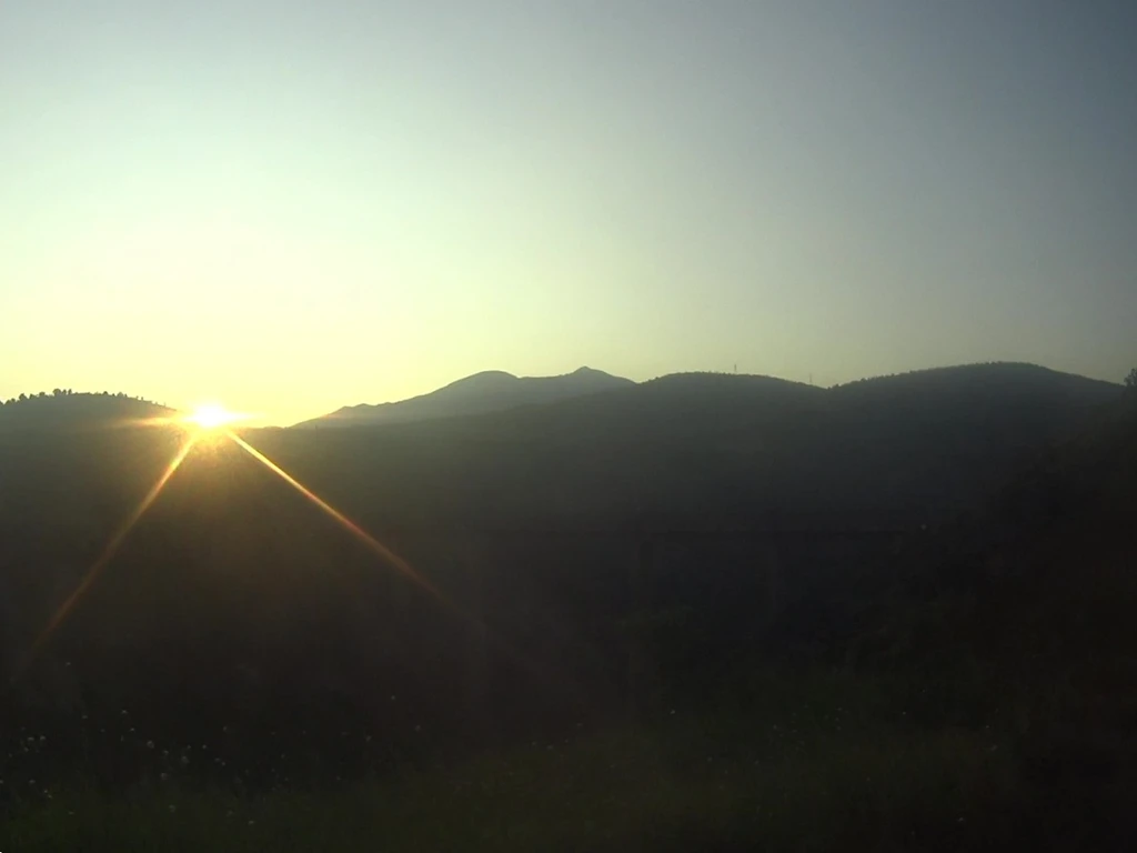 Sonne verschwindet gerade hinter den Bergen in Montenegro.