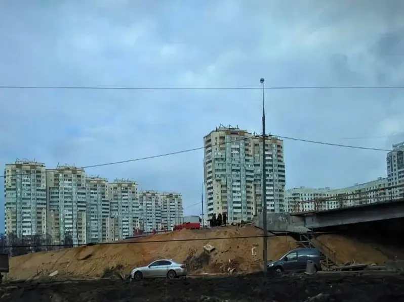 Neue Plattenbauten am Stadtrand von Moskau. Im Vordergrund Baustelle. 