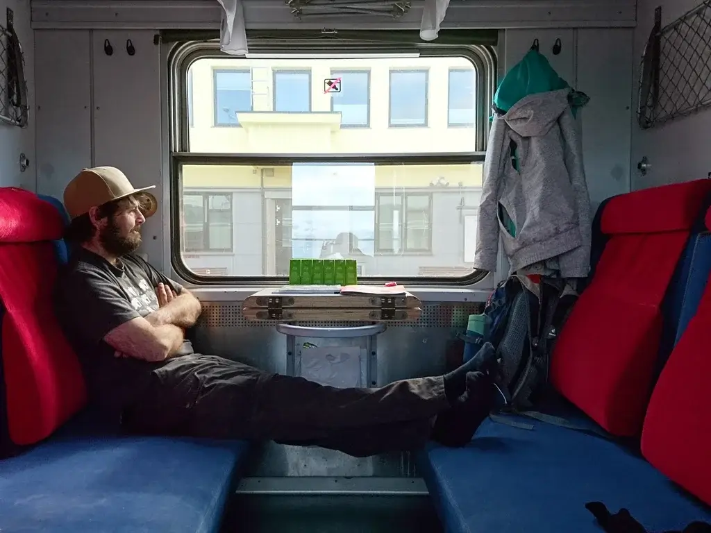 Sitzen im Liegeabteil für sechs Personen im Nachtzug 94 Stockholm-Narvik. Liegen sind tagsüber zu sitzen ausgeklappt. Man kann die Füße hochlegen. 