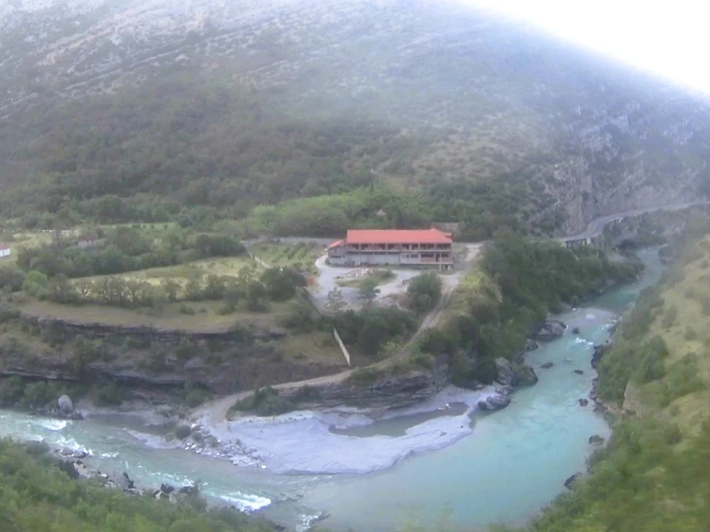 Türkiser Karstfluss in Montenegro vom Belgrad Bar Zug aus gesehen.