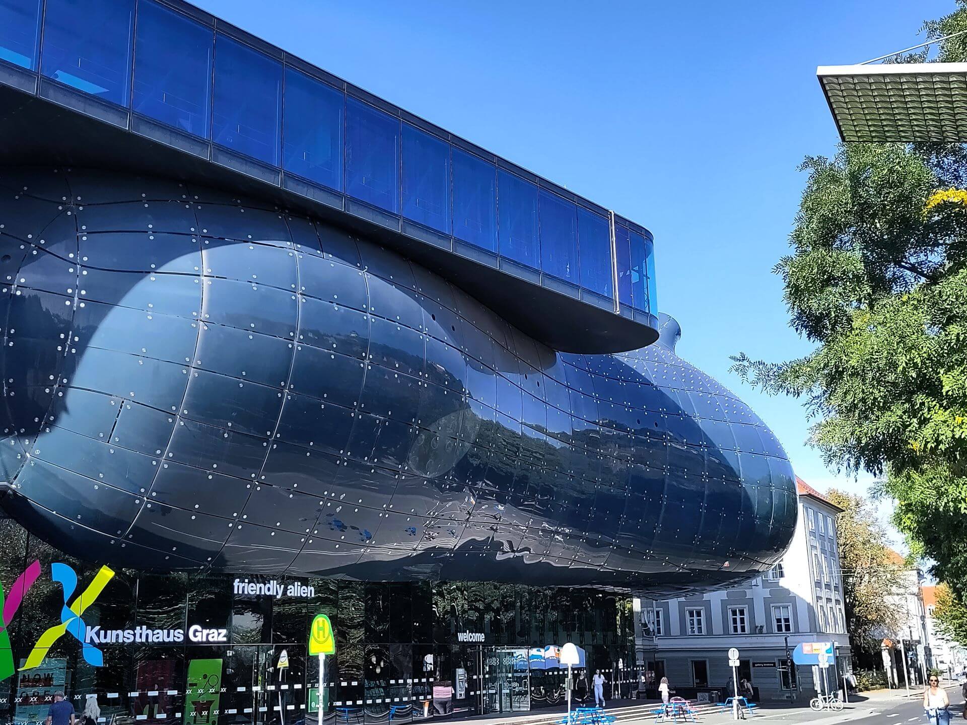 Frontansicht Kunsthaus Graz, bekannt als 'Friendly Alien', ein futuristisches Gebäude mit organischen Formen und blauen, blasenartigen Strukturen in der steirischen Hauptstadt Graz.