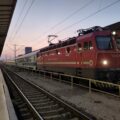 Der Eurocity "Croatia" Zug steht im Gleis am Bahnhof in Zagreb. Sonnenaufgang.