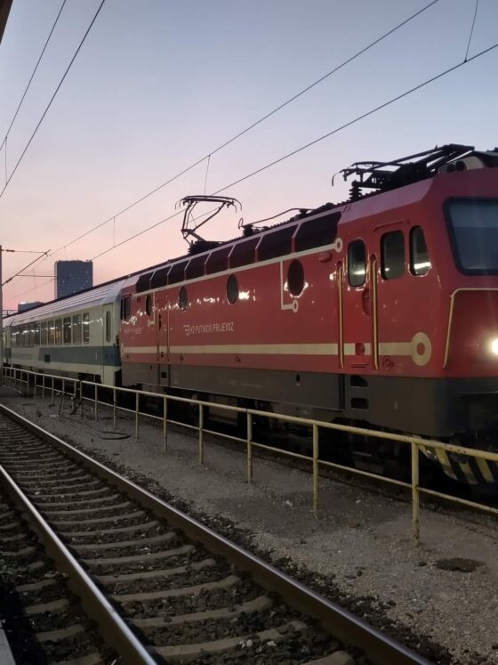 Der Eurocity "Croatia" Zug steht im Gleis am Bahnhof in Zagreb. Sonnenaufgang.