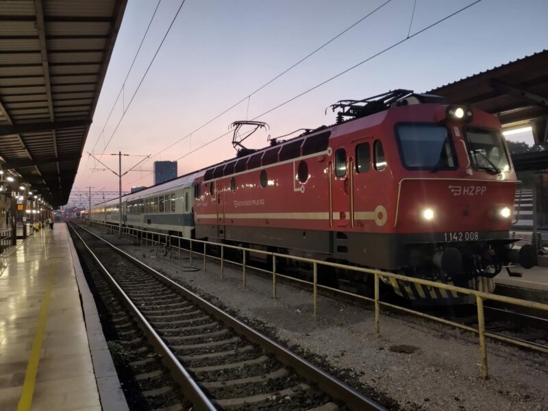 Der Eurocity "Croatia" Zug steht im Gleis am Bahnhof in Zagreb. Sonnenaufgang.