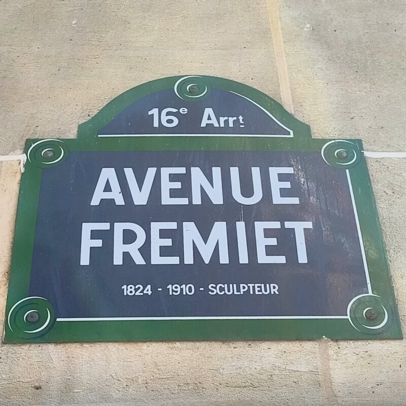 Pariser Straßenschild "Avenue Fremiet" 1824 - 1910 - Sculpteur. 16. Arrondissement. 