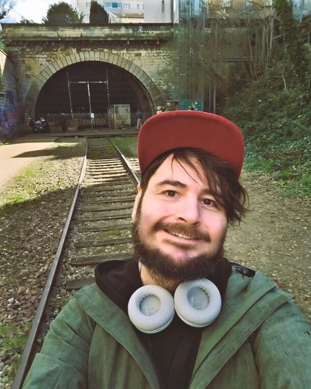 Selfie vor einem abgesperrten Tunnel der Petite Ceinture im 15. Arrondissement von Paris. 