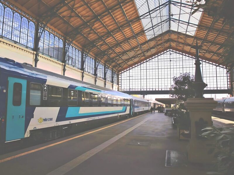 Offene Bahnhofshalle Budapest-Nyugati mit Nachtzug Berlin-Budapest im Gleis. east rail stories