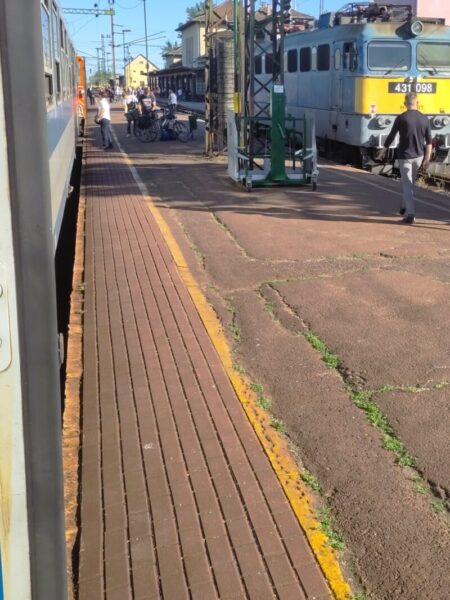 Bahnsteig von Zug aus. Am Nachbargleis steht ein Zug.