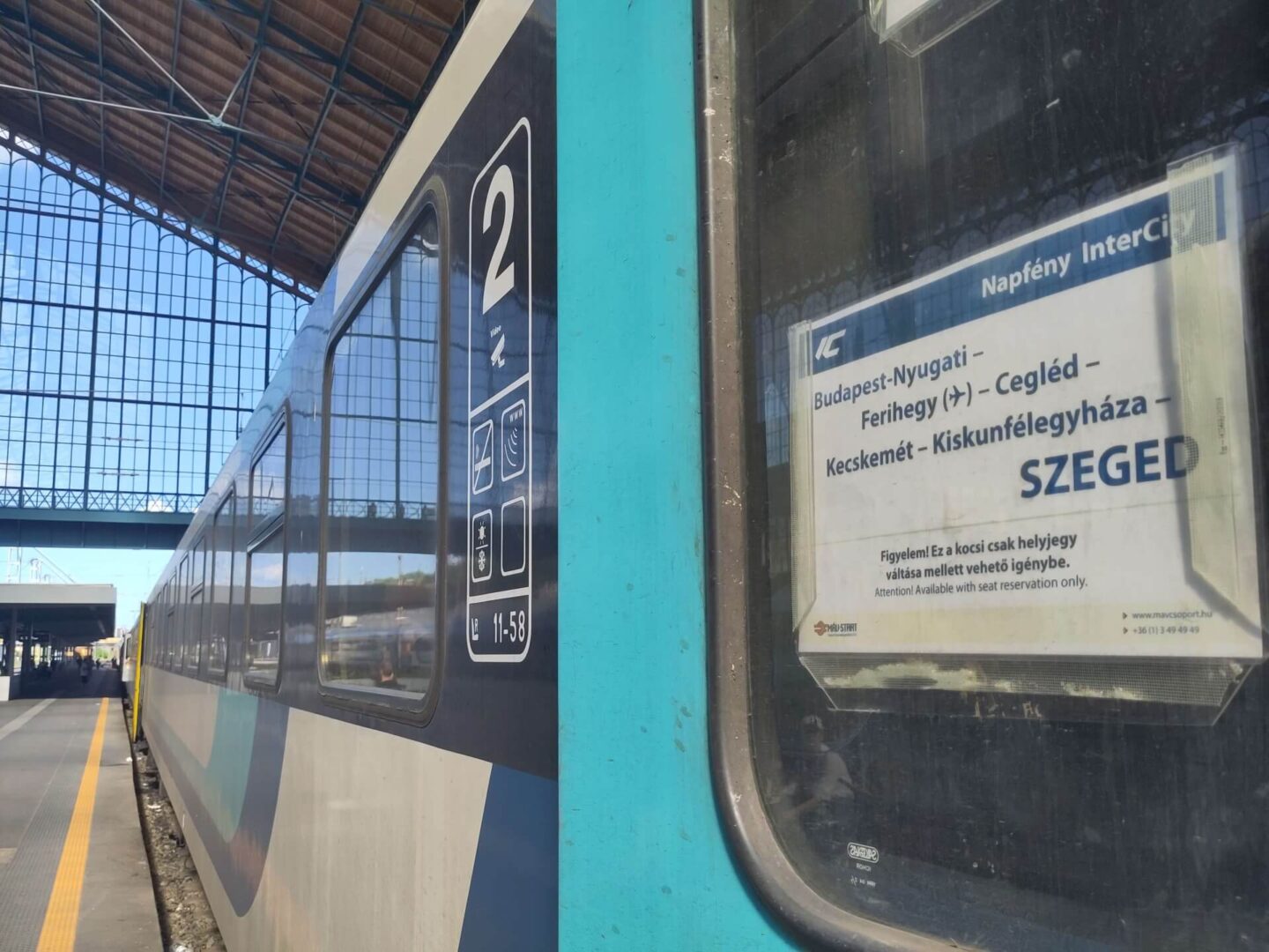 Intercity-Schnellzug Budapest-Szeged steht am Bahnsteig von Budapest-Nyugati.