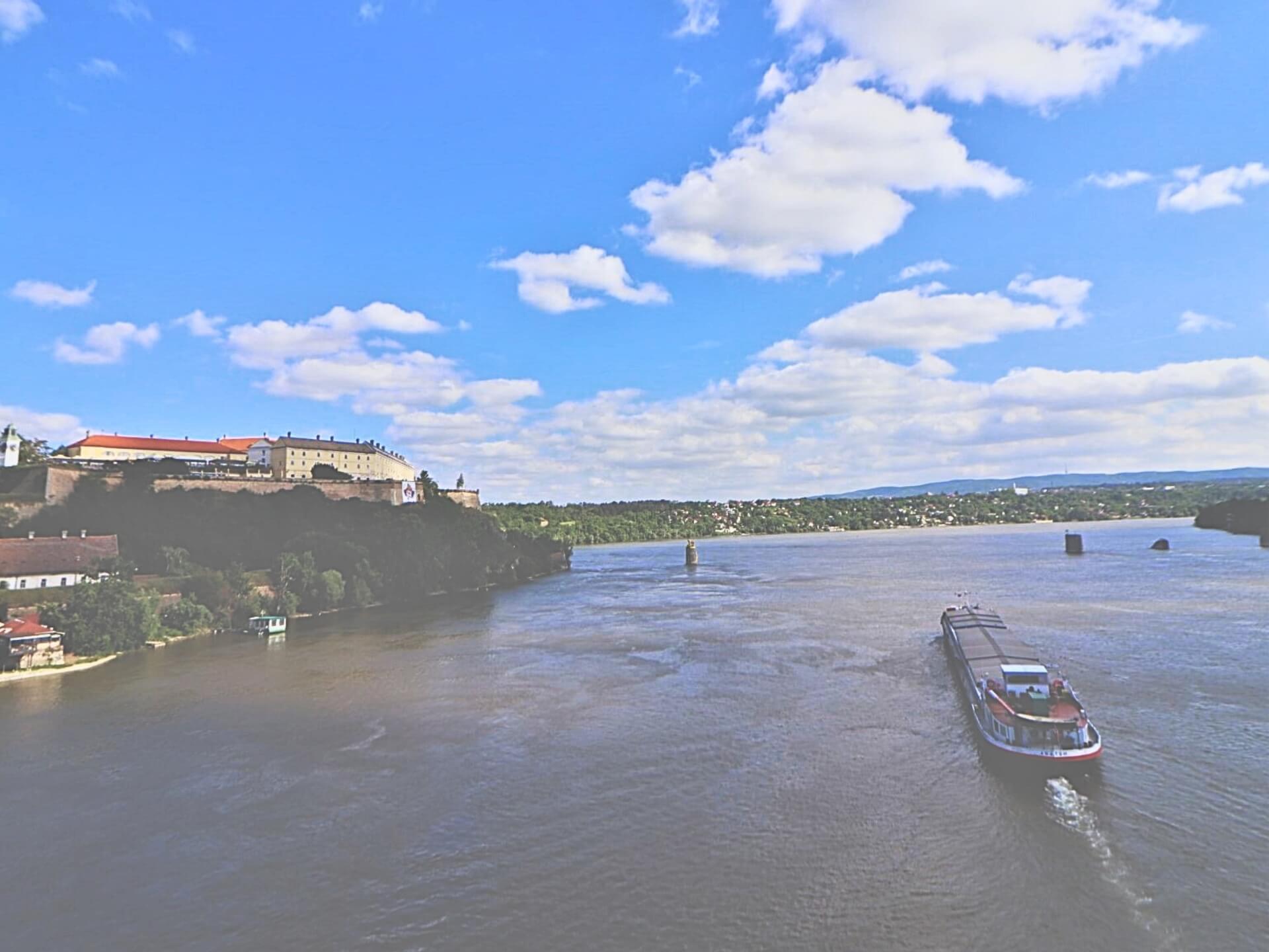 Links die Burgfestung von Novi Sad über dem Donauufer. 