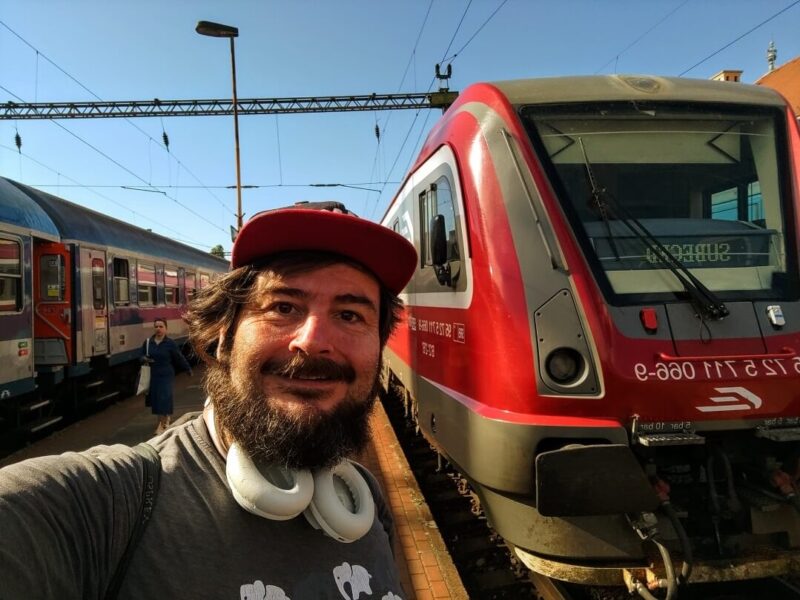 Vor dem Triebwagen des Zugs nach Subotica am Bahnsteig.